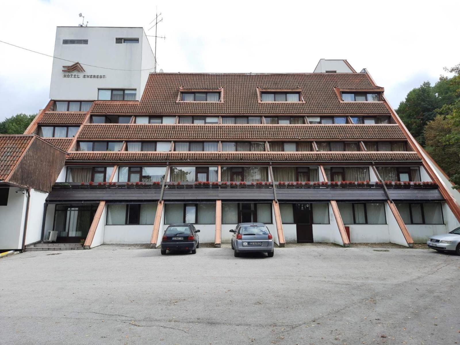 Everest Hotel Etropole Buitenkant foto
