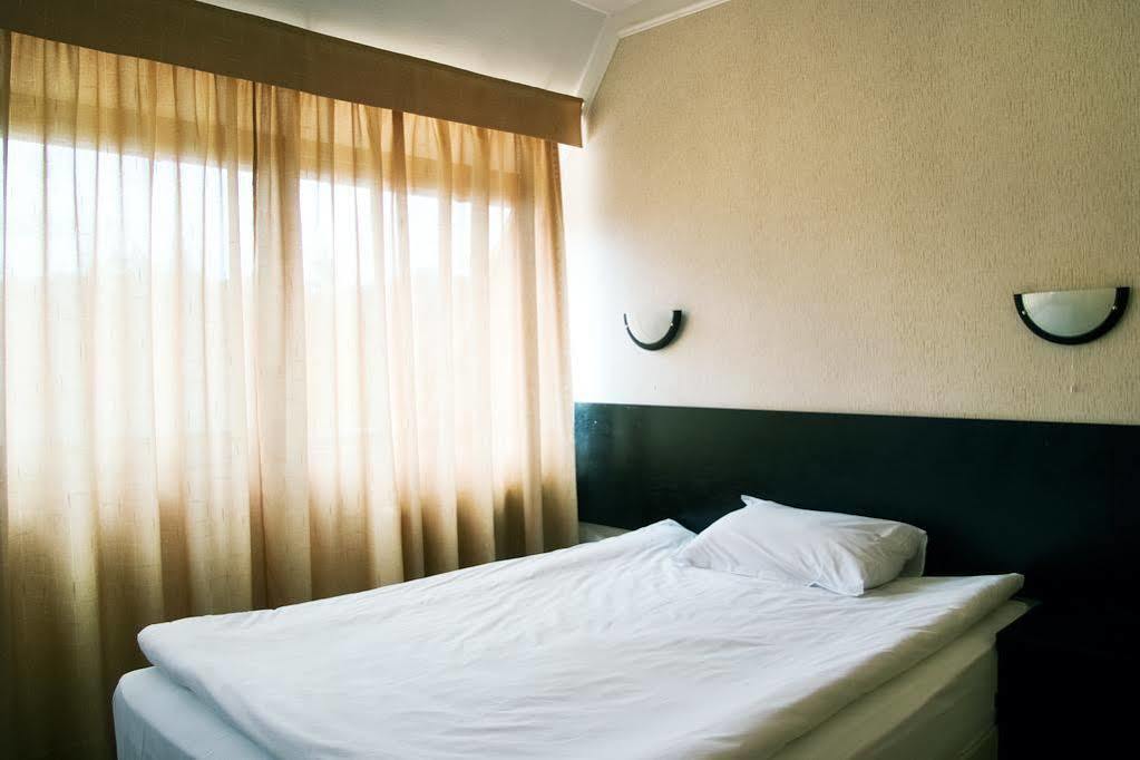 Everest Hotel Etropole Buitenkant foto